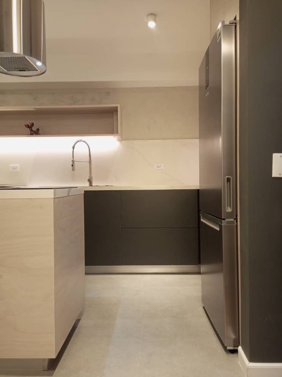 Cocina moderna con iluminación bajo gabinete