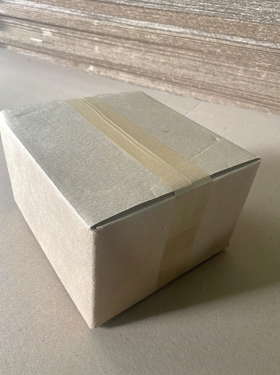 Caja terminada sobre la mesa del taller