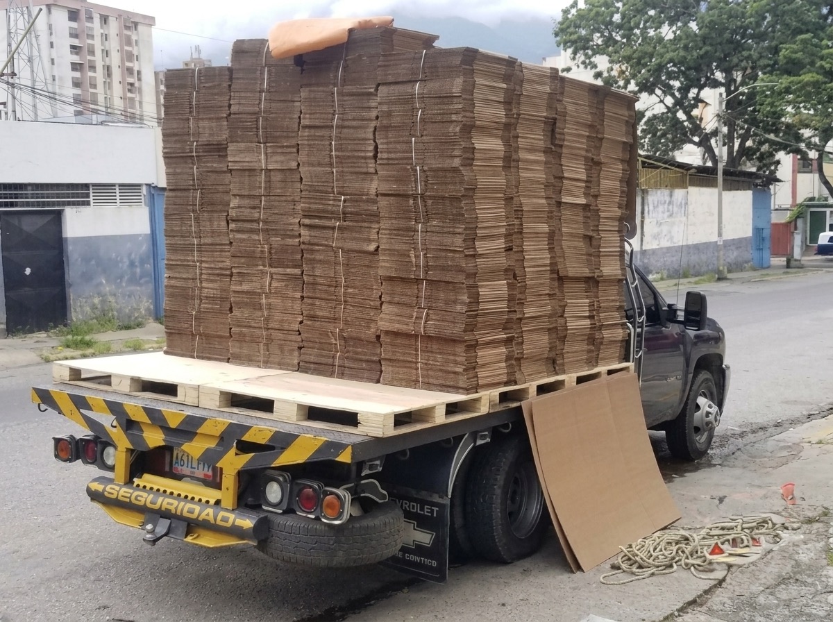 Camión cargado con paletas de cajas para despacho