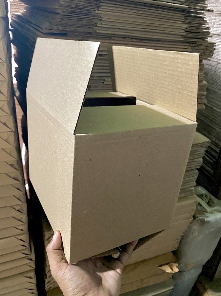 Caja recién armada en el depósito