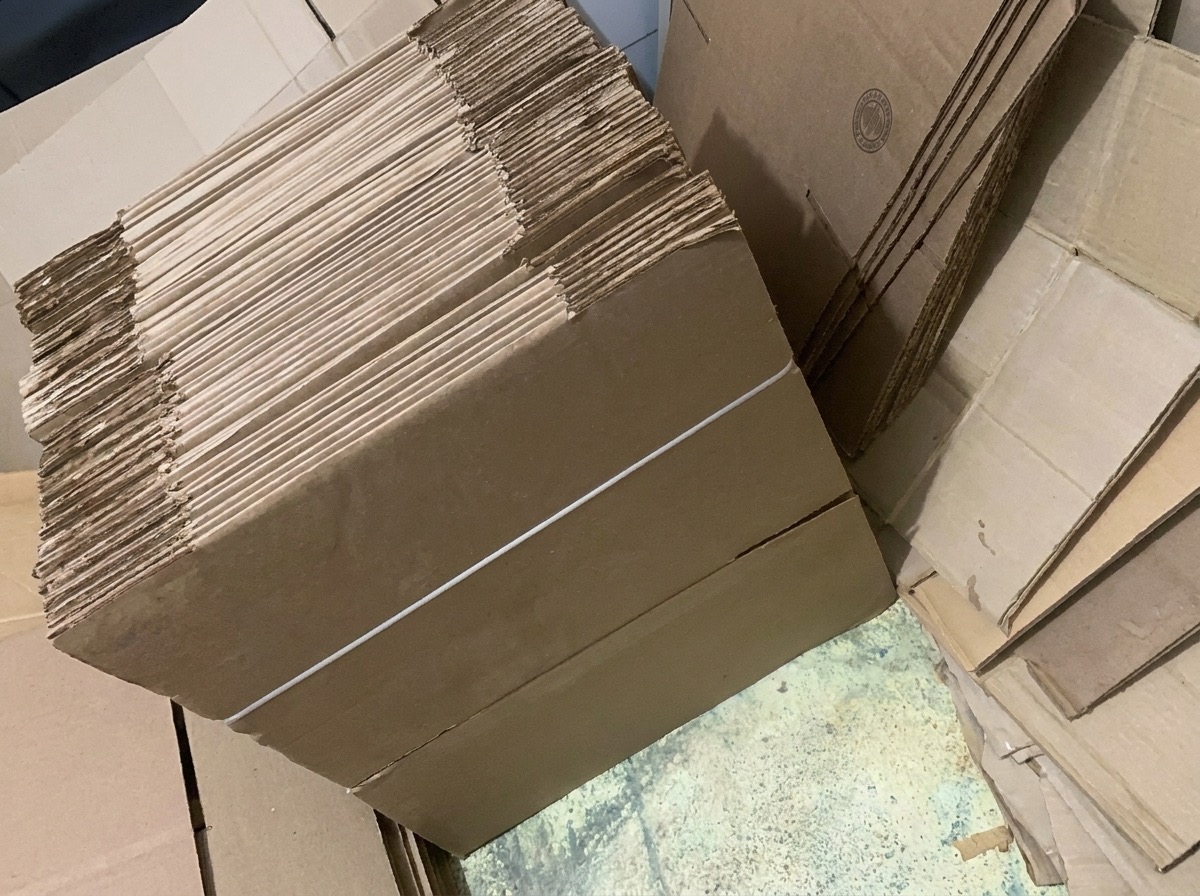 Pilas de cajas plegadas y flejadas en el depósito