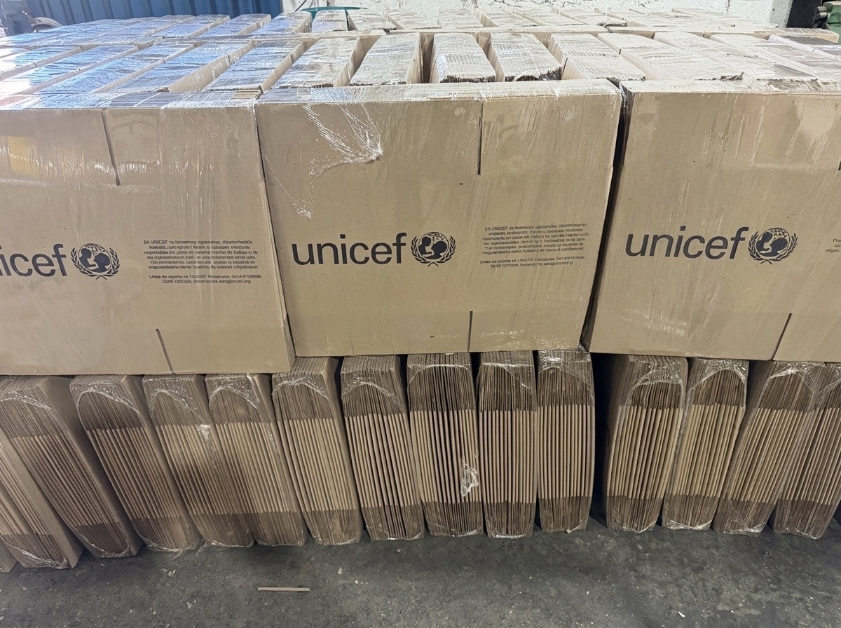 Galpón de Encaja lleno de lotes de cajas UNICEF terminadas