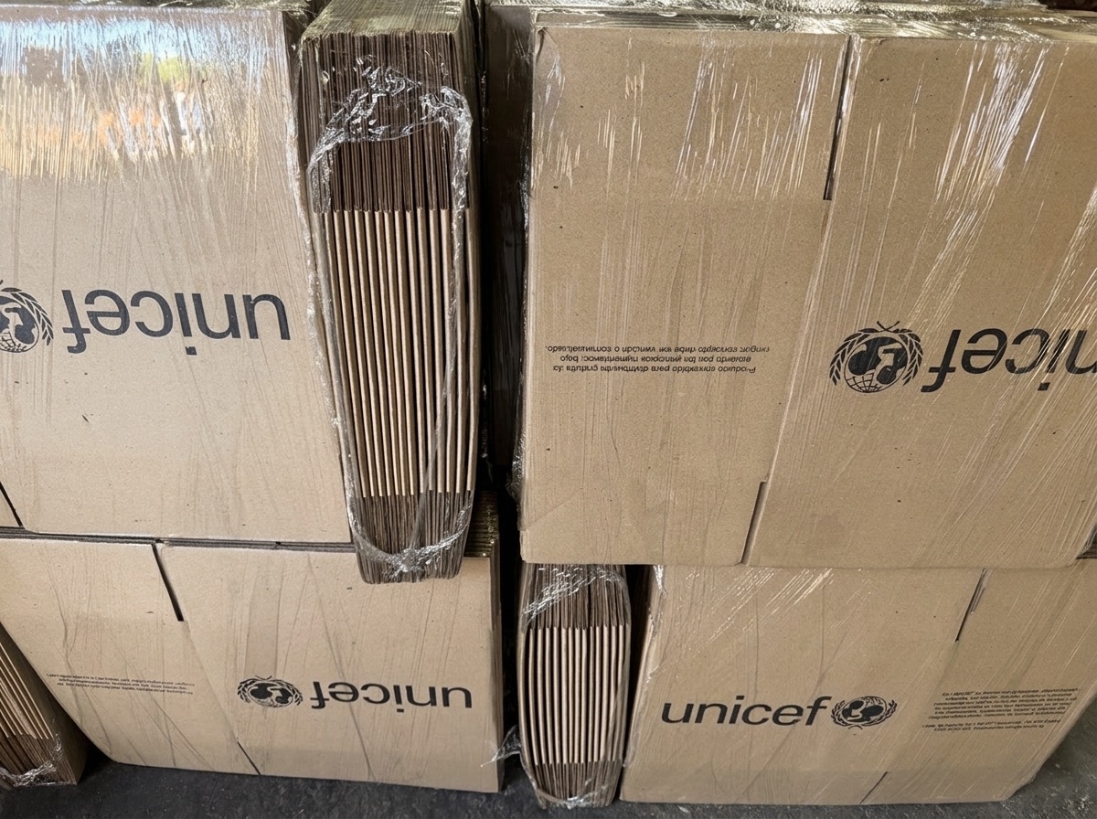 Paletas de cajas UNICEF aseguradas con film